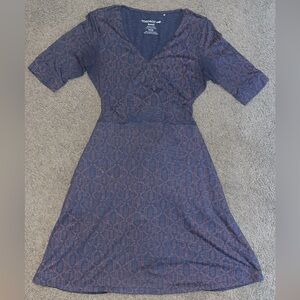 Dress with short sleeves and a bow that ties in the back.